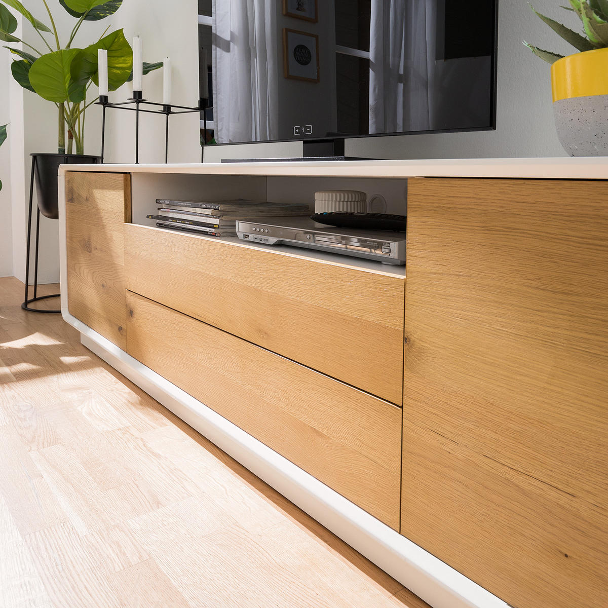 TV-LOWBOARD - Asteiche / Matt Weiß - Braun/Weiß, Holzwerkstoff (188/55/40cm) - home24
