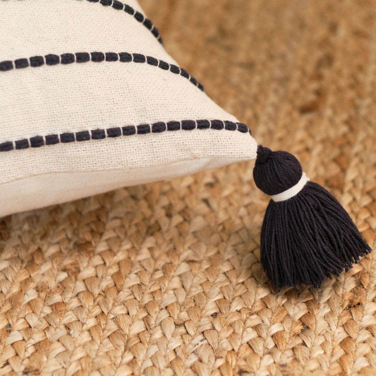 DEKOKISSEN mit Pompons Dotted line 45/45/7 cm - Weiß, Naturmaterialien (45/45cm) - Today