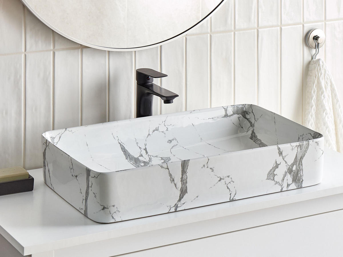 AUFSATZWASCHBECKEN Weißer Marmor 62/35 cm Keramik Ipala - Weiß, Keramik (62/11/35cm) - Beliani