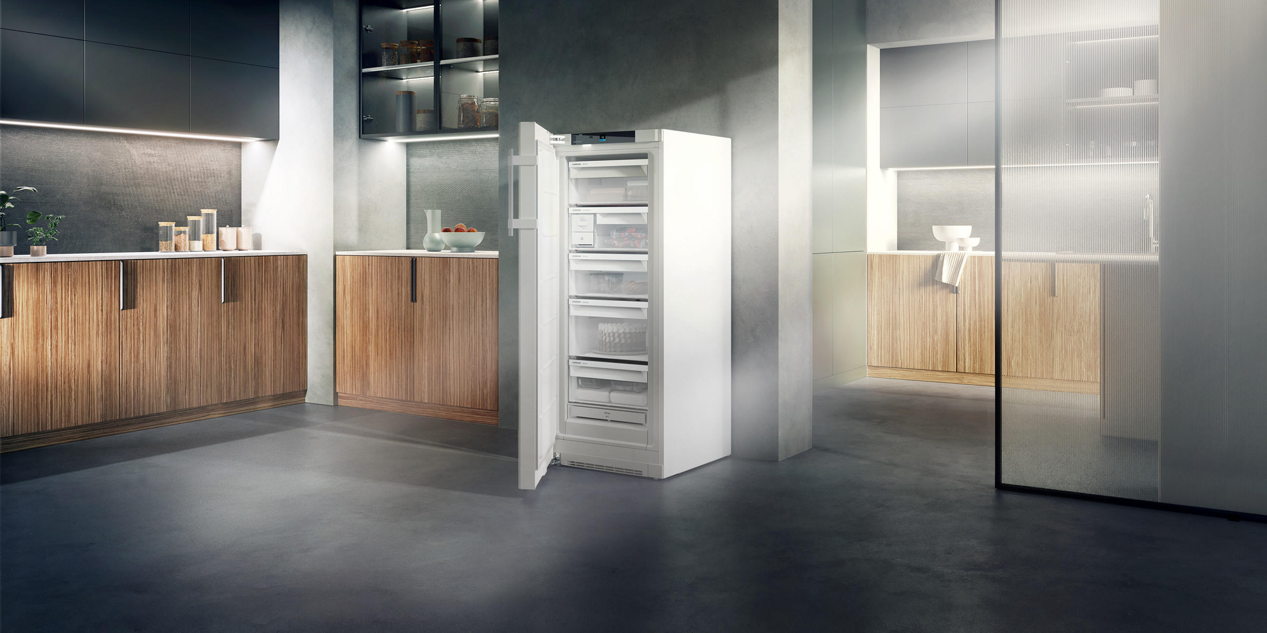 Offener Gefrierschrank von LIEBHERR in einer modernen Küchen.