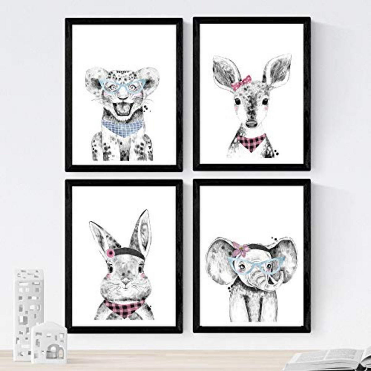 POSTER Set mit 4 „Tieren mit Rosa und Blau Zubehör“ A3 Schwarzer Rahmen - Schwarz, Papier (29.7/3cm) - Nacnic