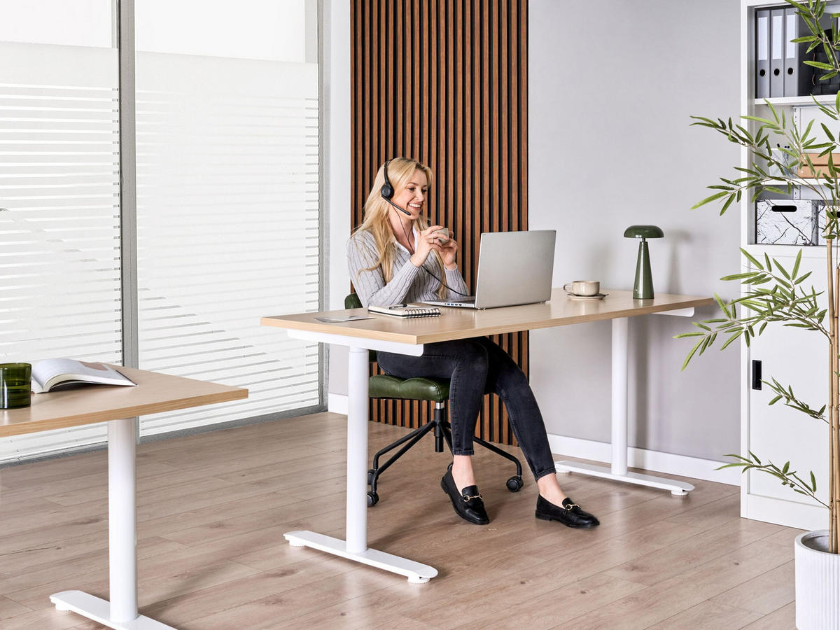 SCHREIBTISCH elektrisch höhenverstellbar 160/72 cm Hellbraun/Weiß Destinas - Hellbraun/Braun, Holzwerkstoff/Metall (72/160/67cm) - Beliani