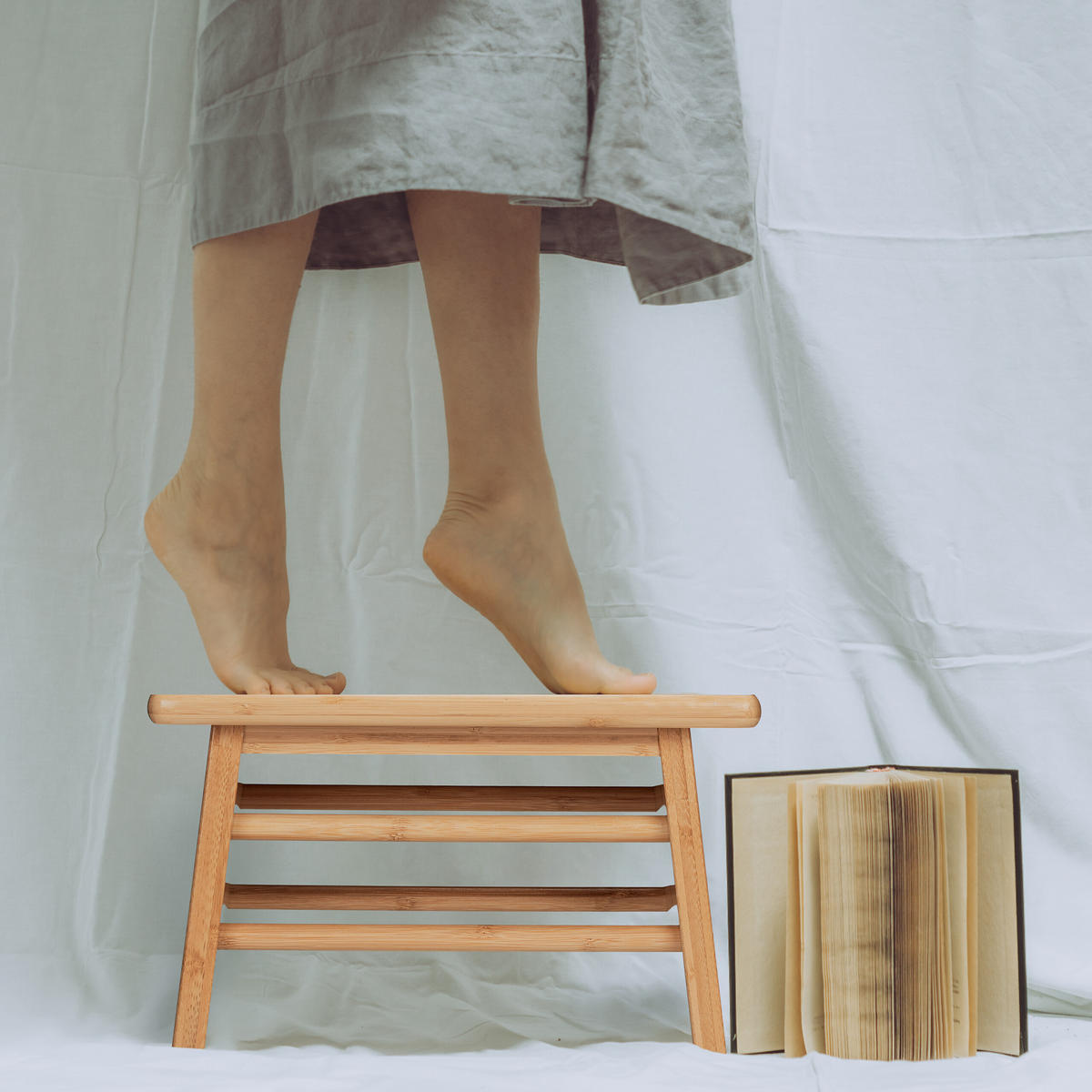 FUSSBANK - Hellbraun, Holz (33/20/21.5cm) - Relaxdays