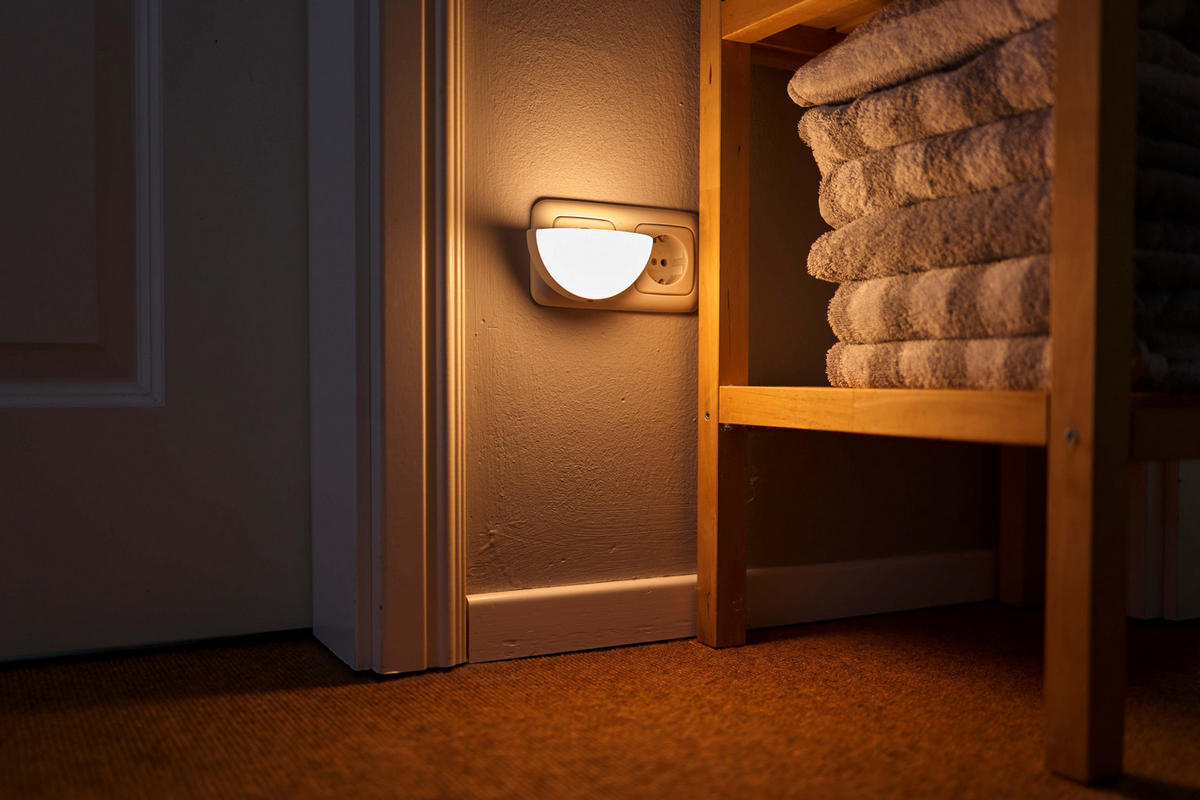 LED-NACHTLICHT - Dämmerungssensor und Bewegungsmelder im Halbkugel-Design für Steckdose, Weiß - Weiß, Kunststoff (8.7/10/5.1cm) - Northpoint