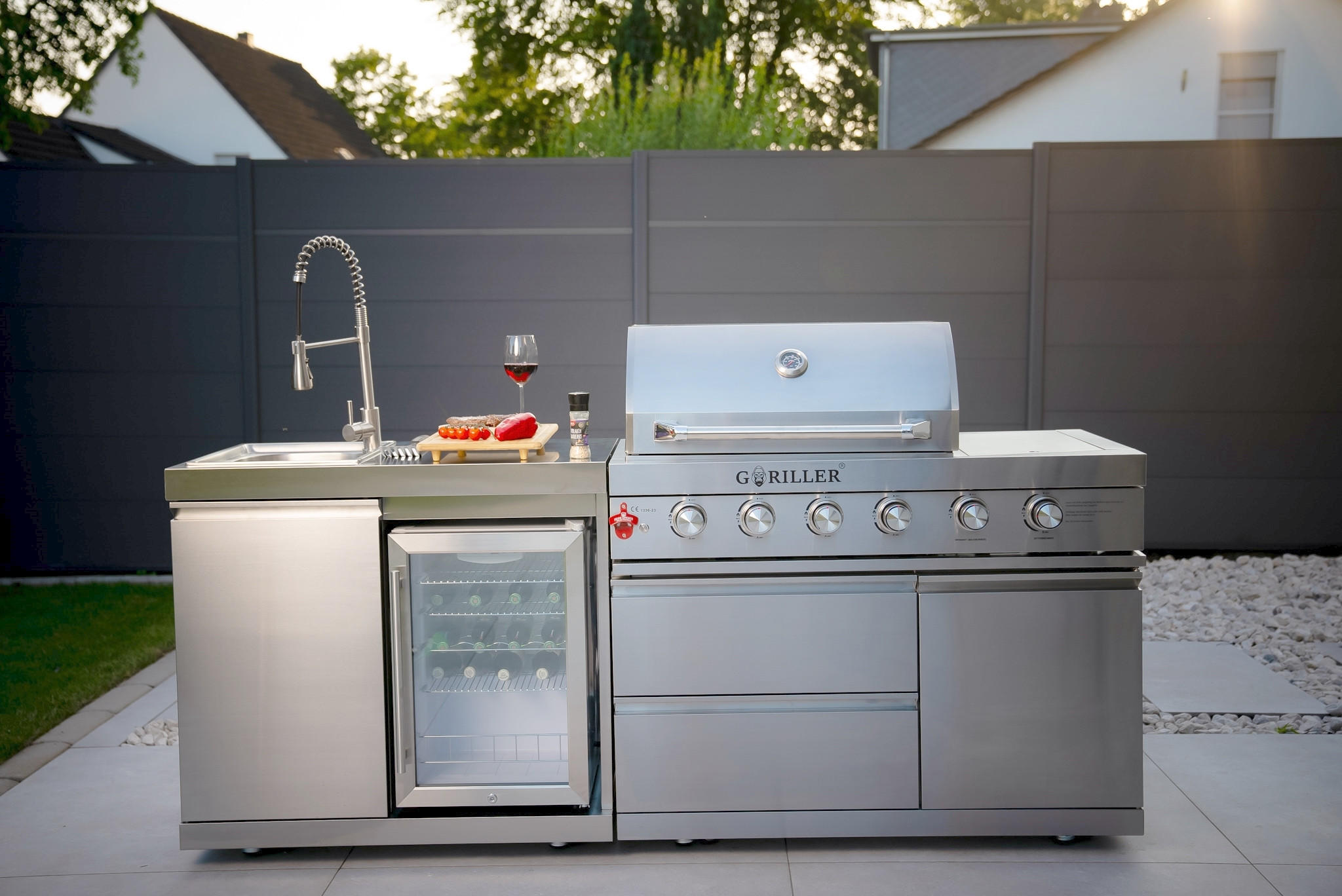 GORILLER® SILVERBACK S1 Outdoor-Küche, Gasgrill mit Kühlschrank-Waschbecken-Kombination, Edelstahl, Silber - Schwarz Hochglanz, Metall (217/90/58cm) - Goriller