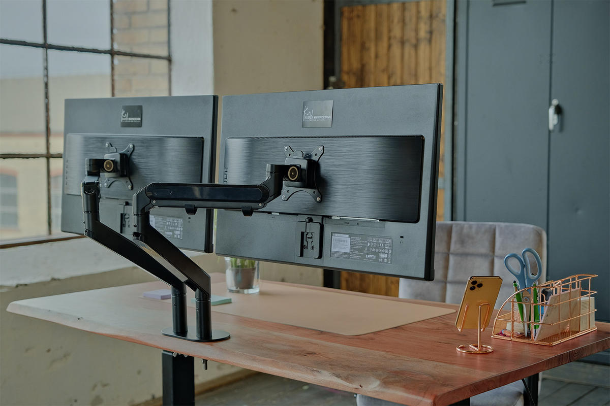 SCHREIBTISCH MIT MONITORHALTERUNG LORA elektrisch höhenverstellbar Nussbaum Dekor Akazie - Nussbaumfarben/Schwarz, Holz (180/90/72cm) - KAWOLA