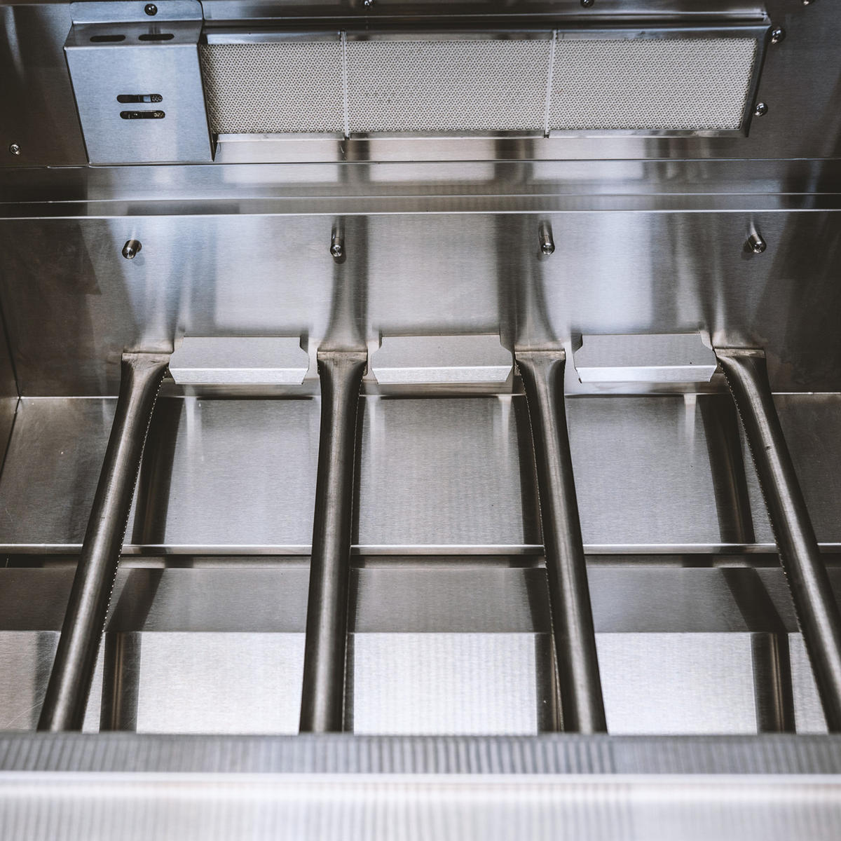 GORILLER® SILVERBACK S1 Outdoor-Küche, Gasgrill mit Kühlschrank-Waschbecken-Kombination, Edelstahl, Silber - Schwarz Hochglanz, Metall (217/90/58cm) - Goriller
