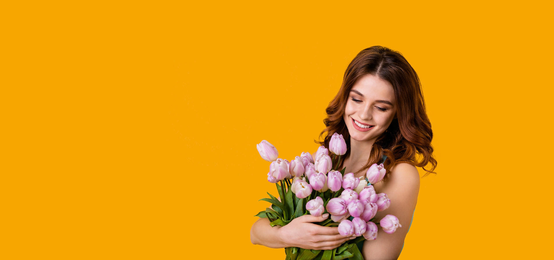 Žena s pigetem růžových asi tulipánů