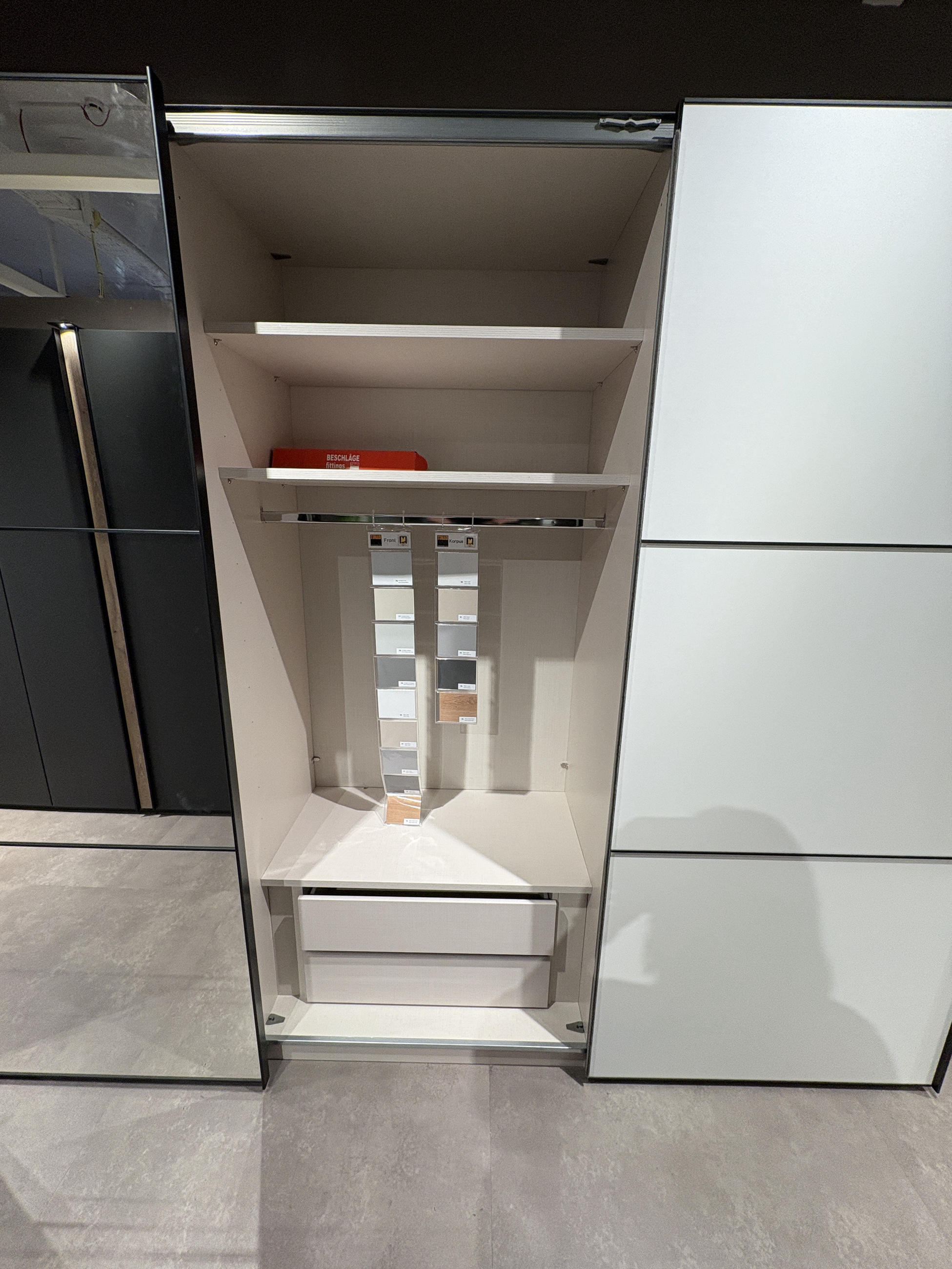 Kleiderschrank Saligo - Novel