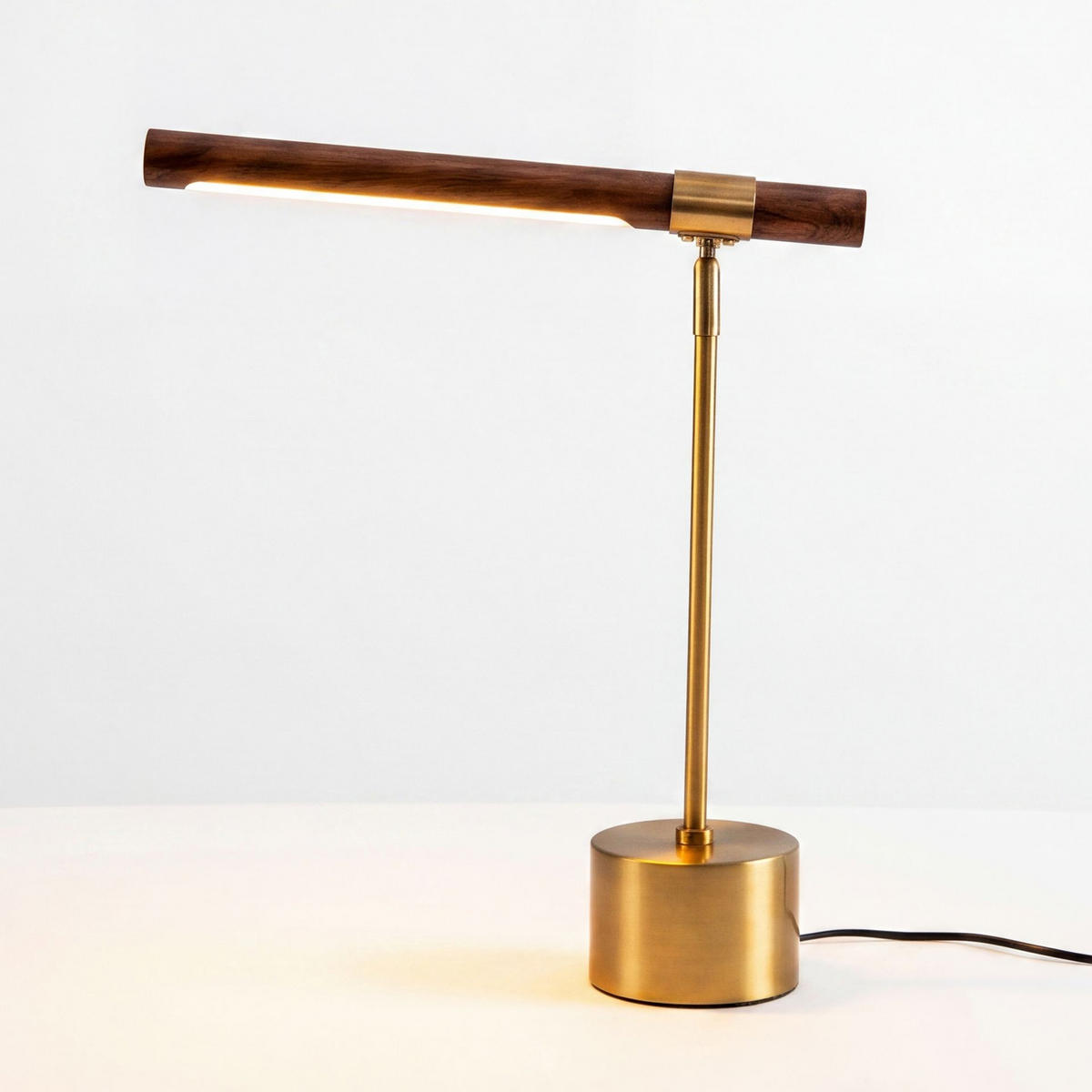 TISCHLEUCHTE aus Stahl in Nussbaumoptik und poliertem goldfarbenem Stahl 40/12/50 cm - Goldfarben, Metall (12/40/50cm) - The Lumine