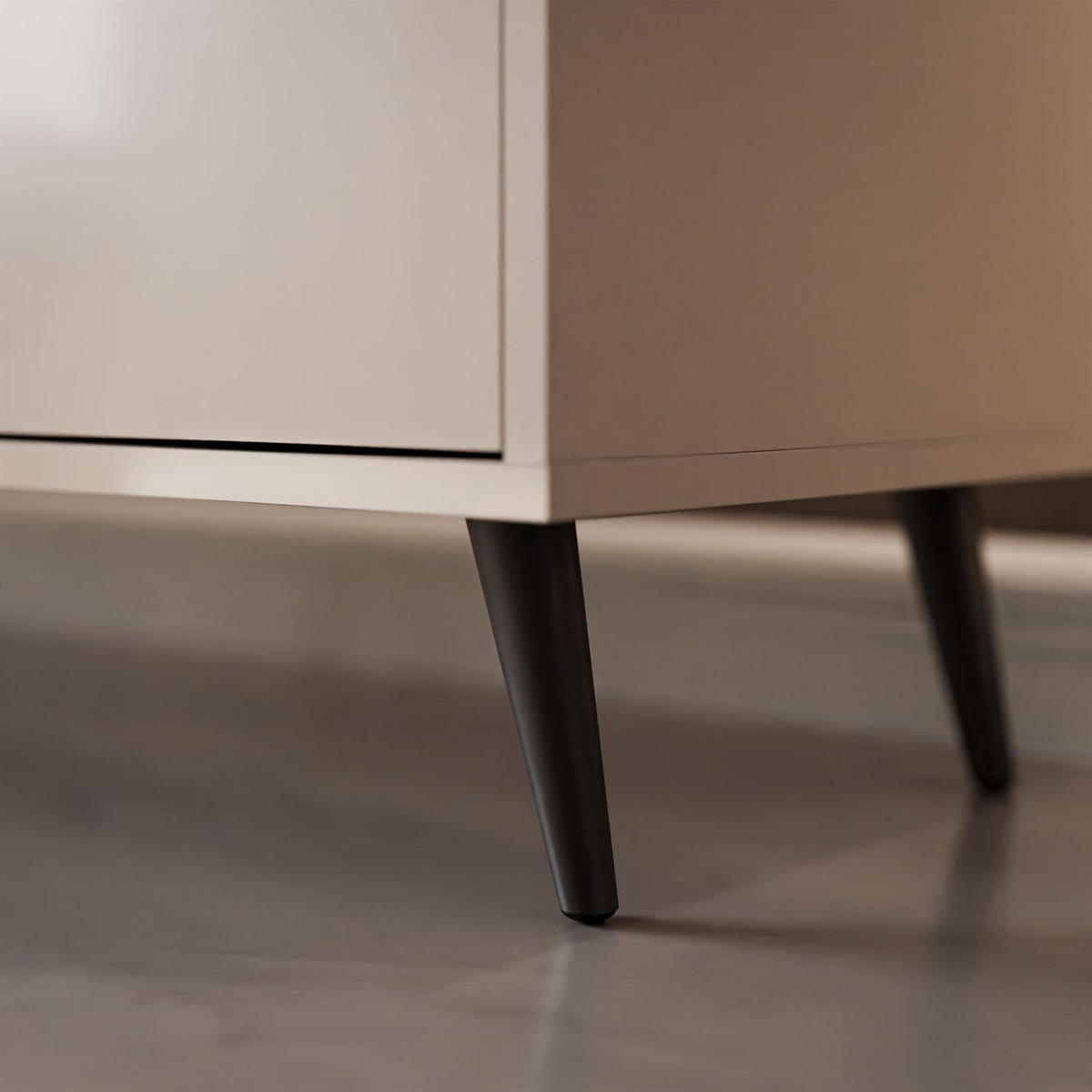 KOMMODE SANAYI Kaschmir Hochglanz – schräge schwarze Beine - Kaschmir, Holzwerkstoff (154/72/40cm) - Lookway