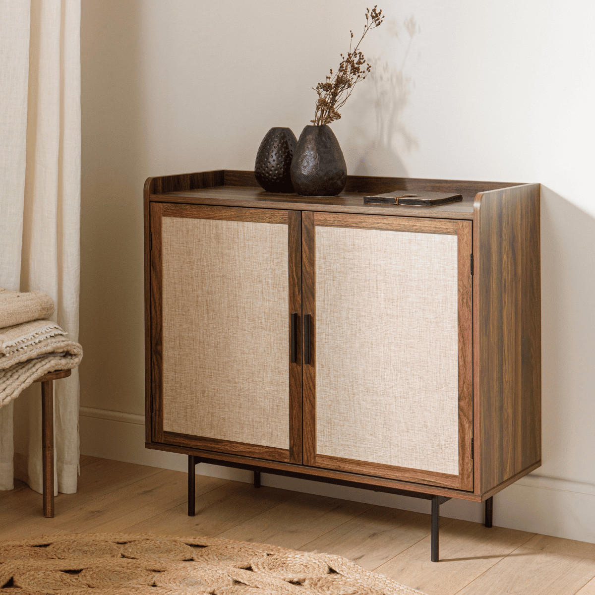 KOMMODE mit 2 Türen in Nussbaumoptik und Stofffronten jetson 80/39,5/79 cm - Nussbaumfarben, Holzwerkstoff (46.5/79/39.5cm) - Calicosy