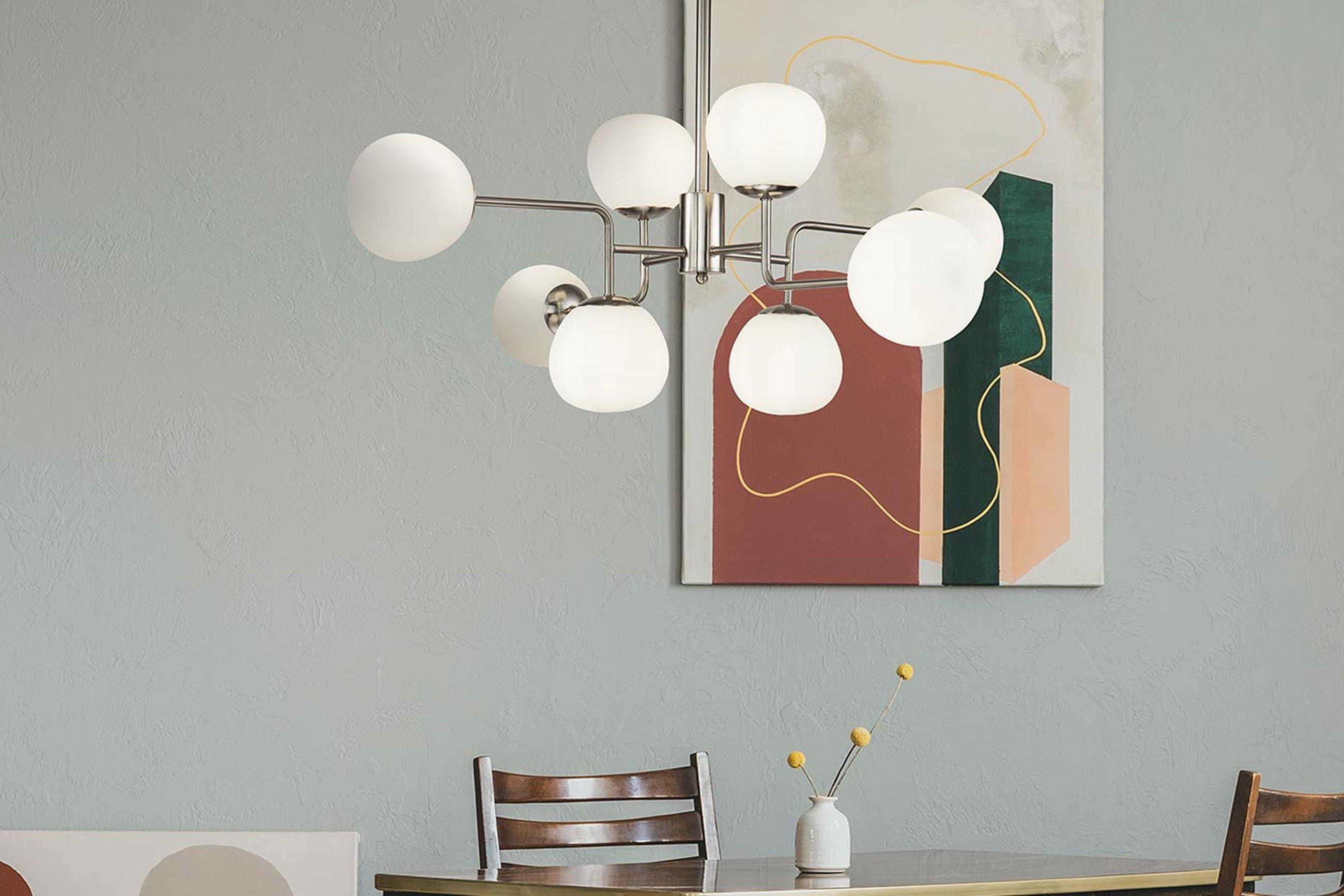 Kronleuchter von der Marke MAYTONI mit einer hellbauen Wand im Hintergrund