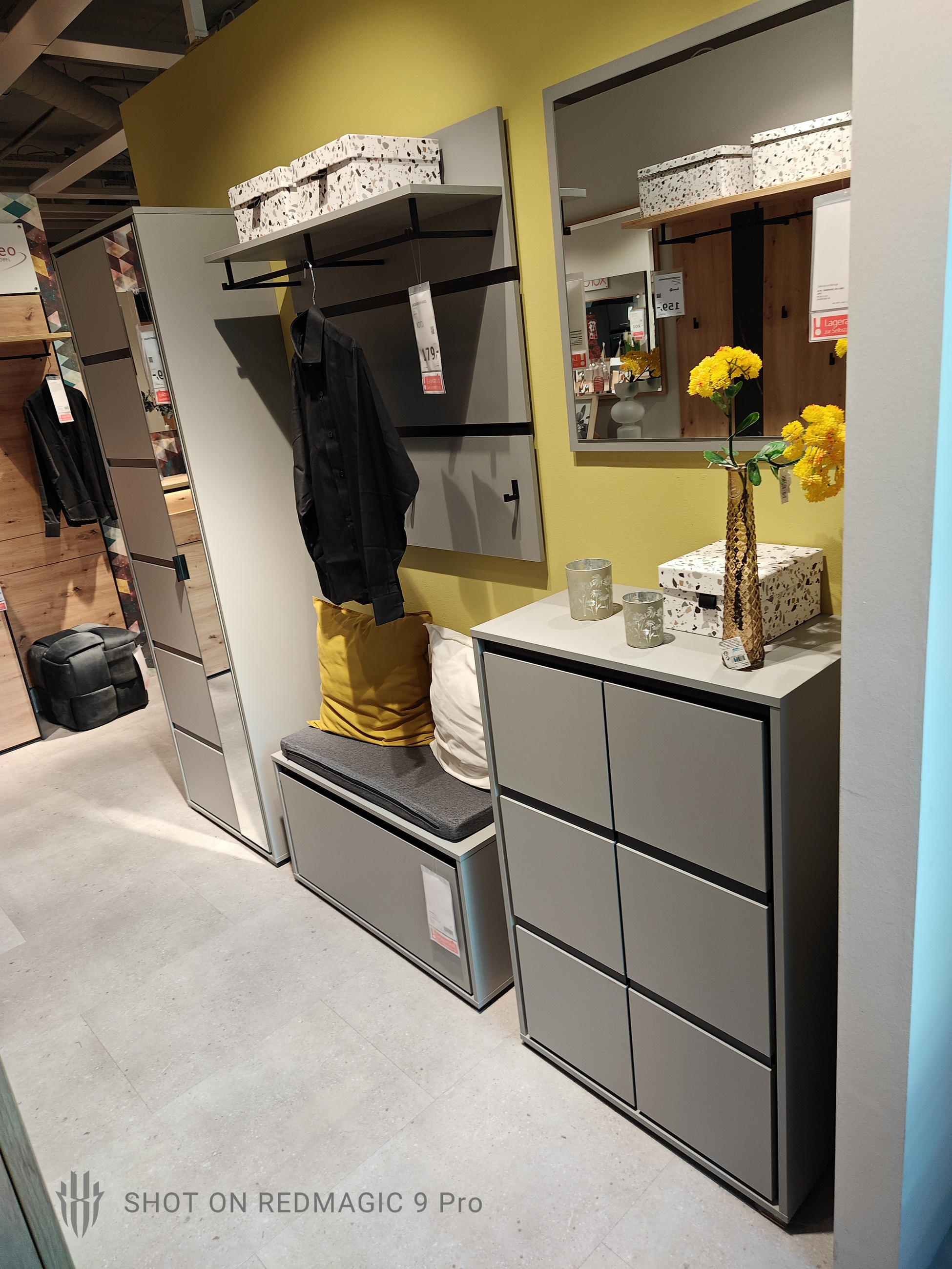 GARDEROBE JARU - Xora