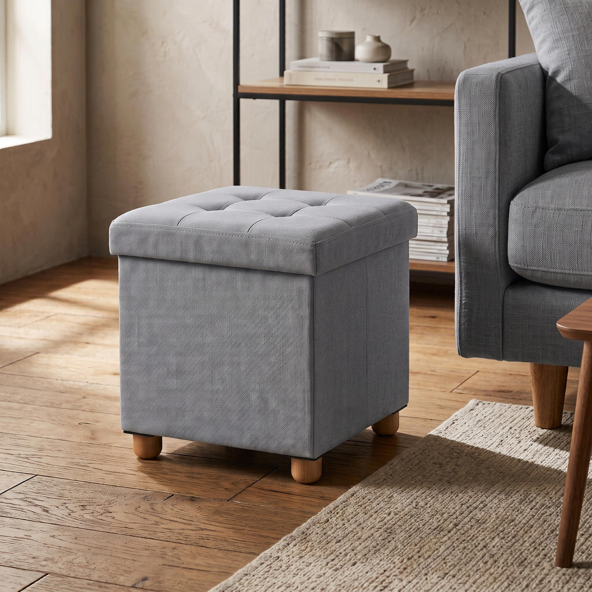 POUF mit Stauraum auf hölzernen Beinen 38/38/38 cm - Grau, Textil (38/38/38cm) - SCENA LIVING