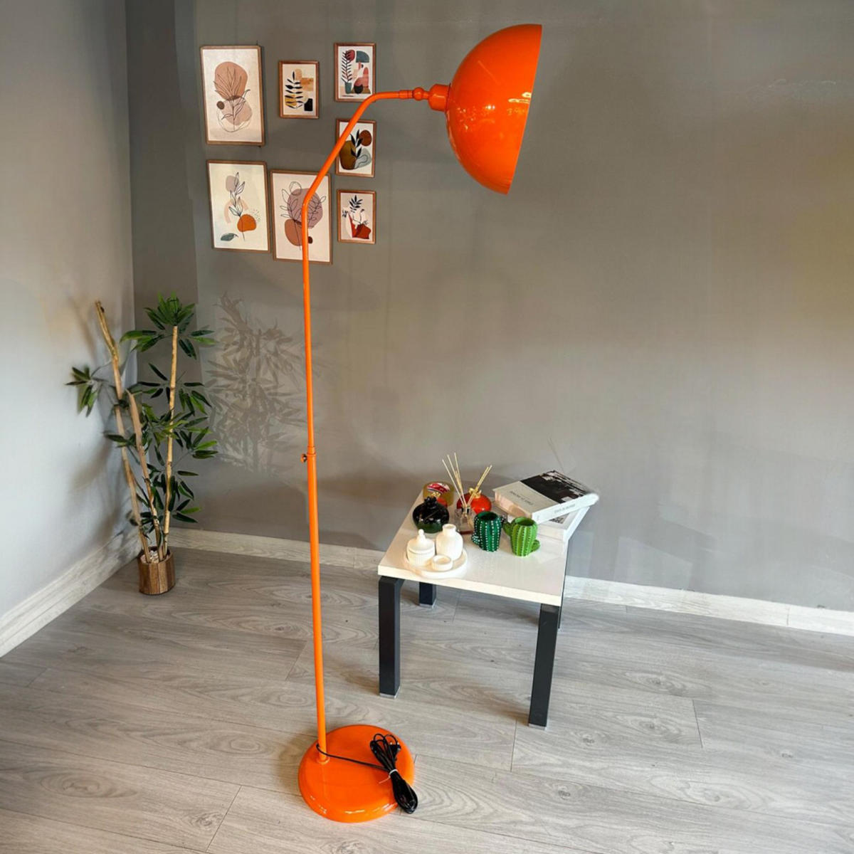 STEHLAMPE Helvik aus Metall mit E27, verstellbarer Lampenschirm - Orange, Metall (37/37/170cm) - Bamyum