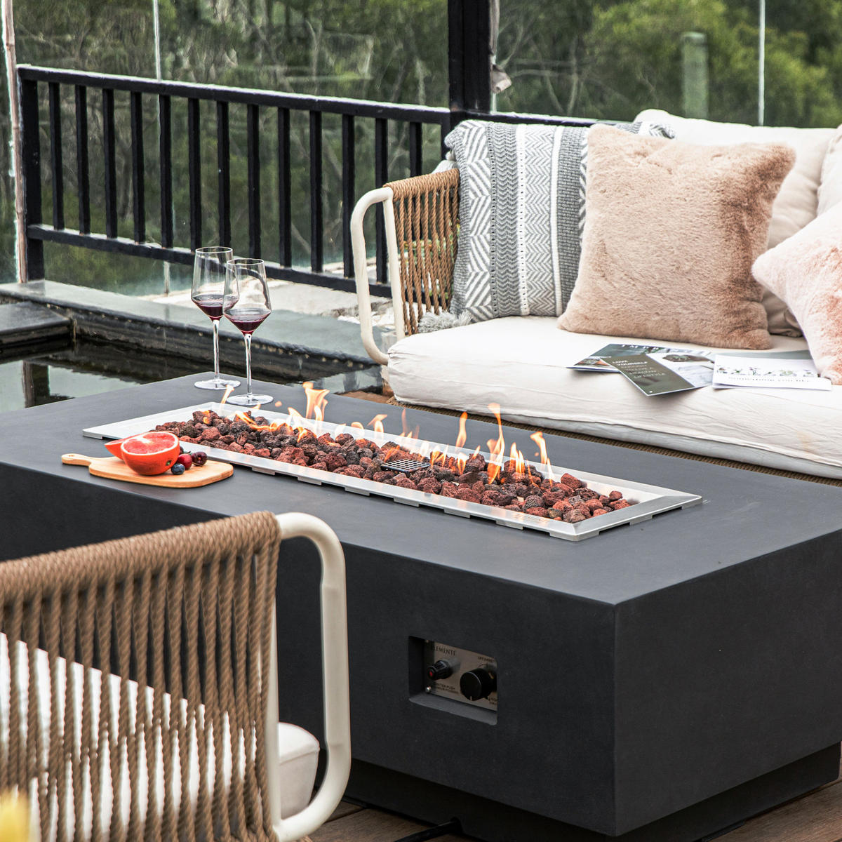 FEUERTISCH Granville Gasfeuerstelle aus GF-Beton - 4-tlg. Set inkl. Glasumrandung, Brennerabdeckung und Gasflaschen-Abdeckung - Dunkelgrau, Naturmaterialien (70/43/152cm) - Elementi