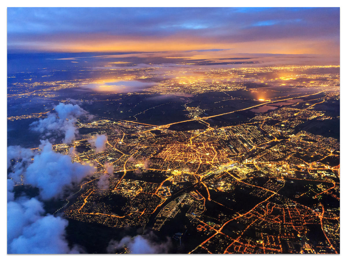 FOTOTAPETE für Wohnzimmer Vogelperspektive Beleuchtete Stadt Skyline 300x210 - Gelb/Orange, Papier (300/210cm) - Muralo