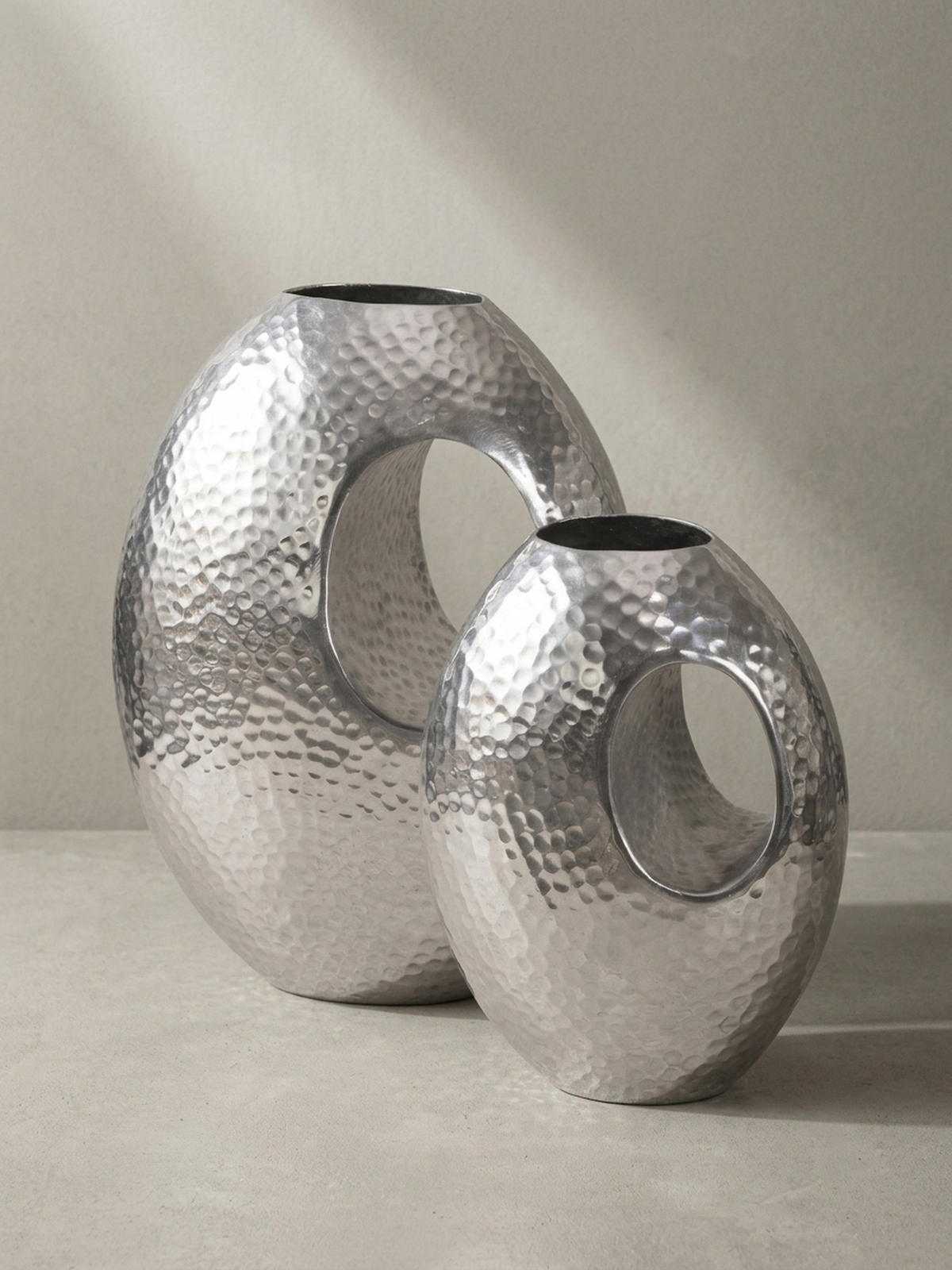 VASE 2er Set Aluminium mit Tragegriff Hammerschlag Modern Handgefertigt, Silbern 29x17x39 cm - Silberfarben, Metall (39cm) - KADIMA DESIGN