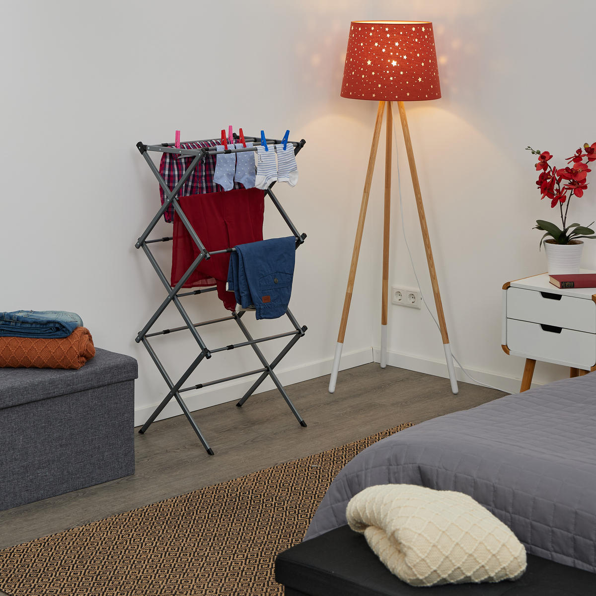 STOJAN na prádlo - strieborná, kov/plast (73/105/37cm) - Relaxdays