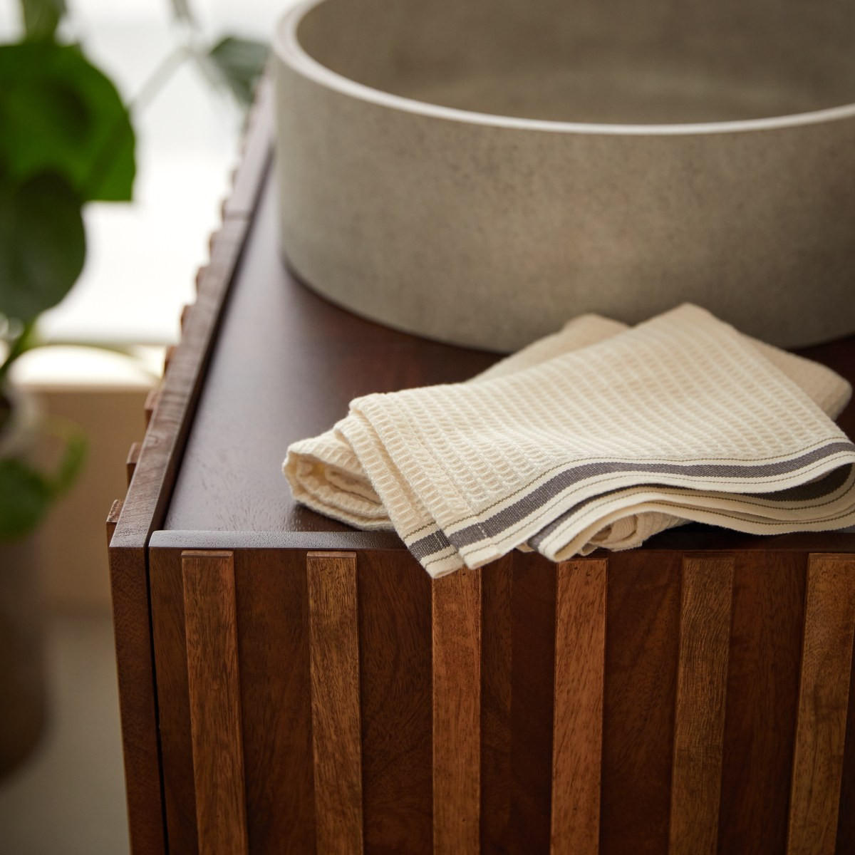 BADEZIMMERMÖBEL Milo Dunkelbraun aus Mango - Dunkelbraun, Holz (80/79/48cm) - Tikamoon