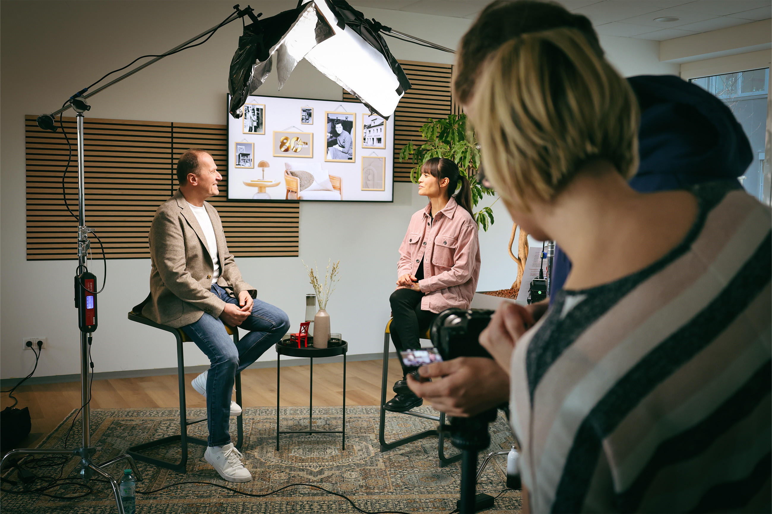 Alois Kobler, CEO von Lutz DE, im Interview mit einer Galileo-Reporterin im Studio