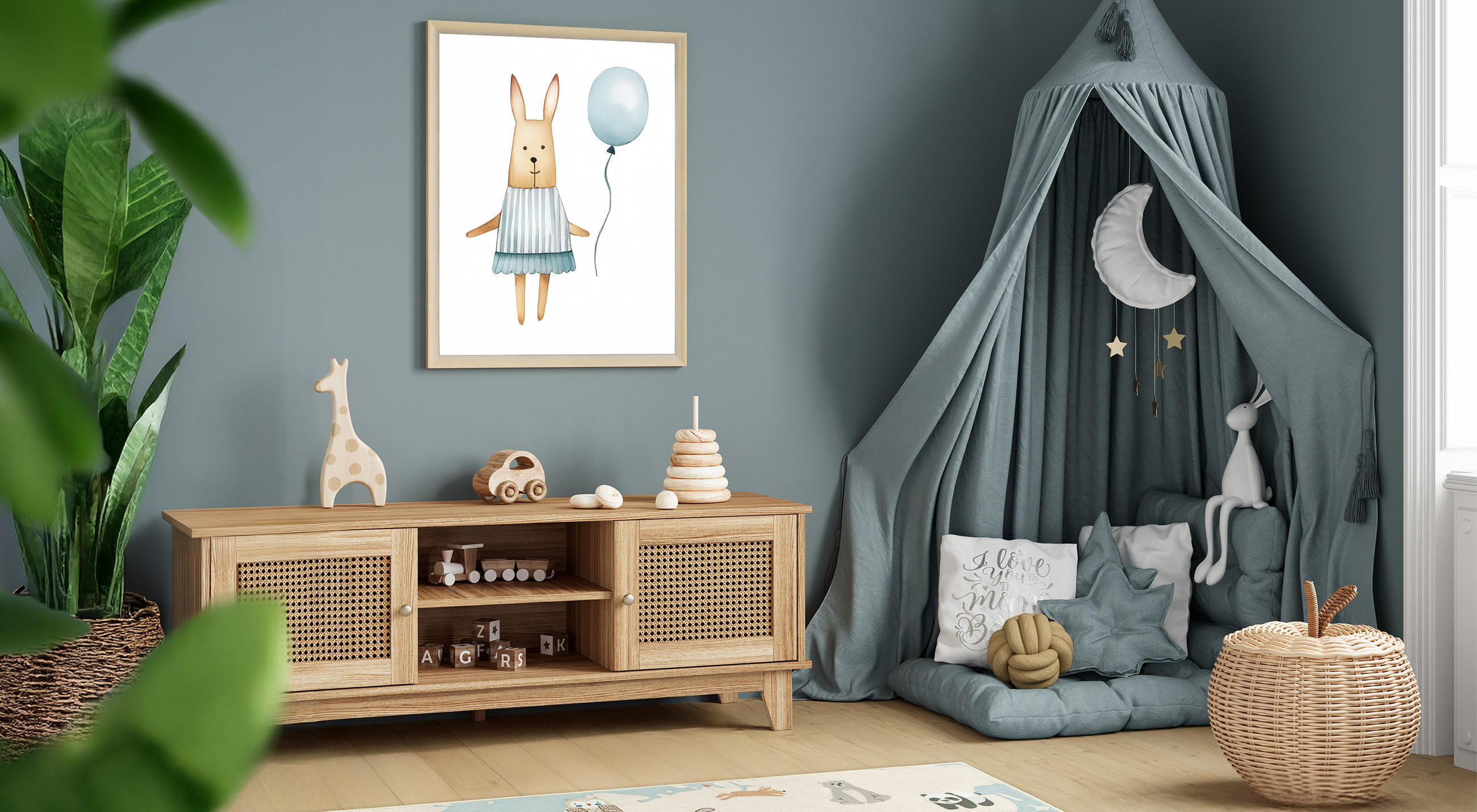 Kinderecke mit grauem Baldachin, Kissen, Korbsessel, Holzkommode mit Spielzeug und gerahmtem Bild eines Hasen mit Ballon an grauer Wand.