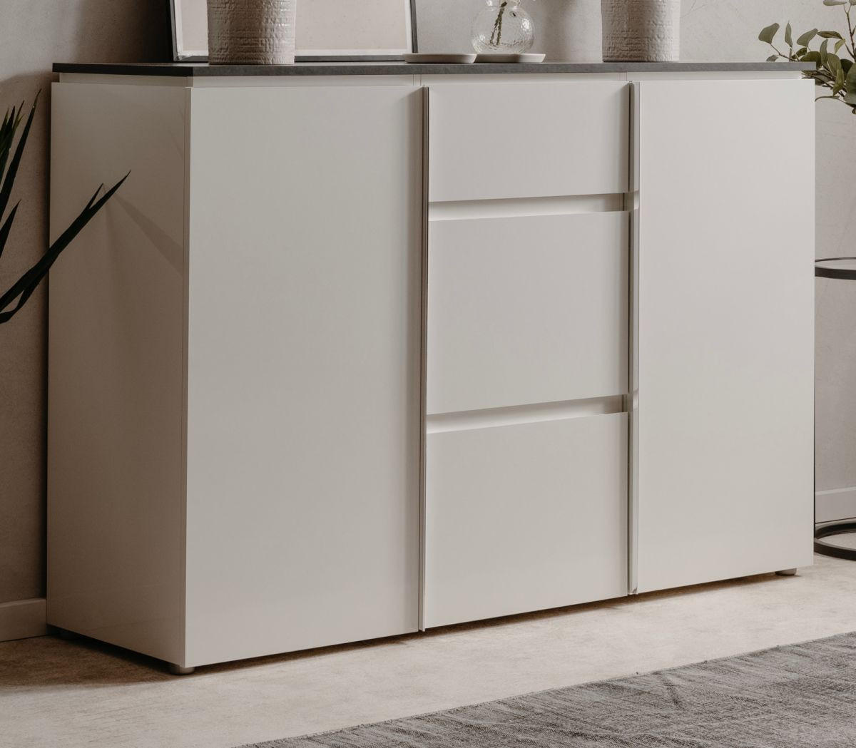 SIDEBOARD weiß Seidenglanz, grau 133 cm, Kommode mit viel Stauraum - Chromfarben/Silberfarben, Holzwerkstoff/Kunststoff (133/92/40cm) - Furn.Design