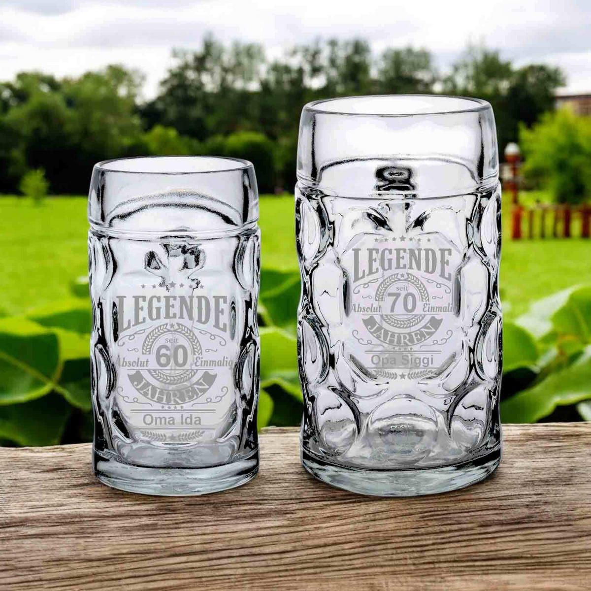 MASSKRUG MIT GRAVUR Legende seit 80 Jahren transparent 1,0 Liter - Transparent, Glas (1L) - LUXENTU