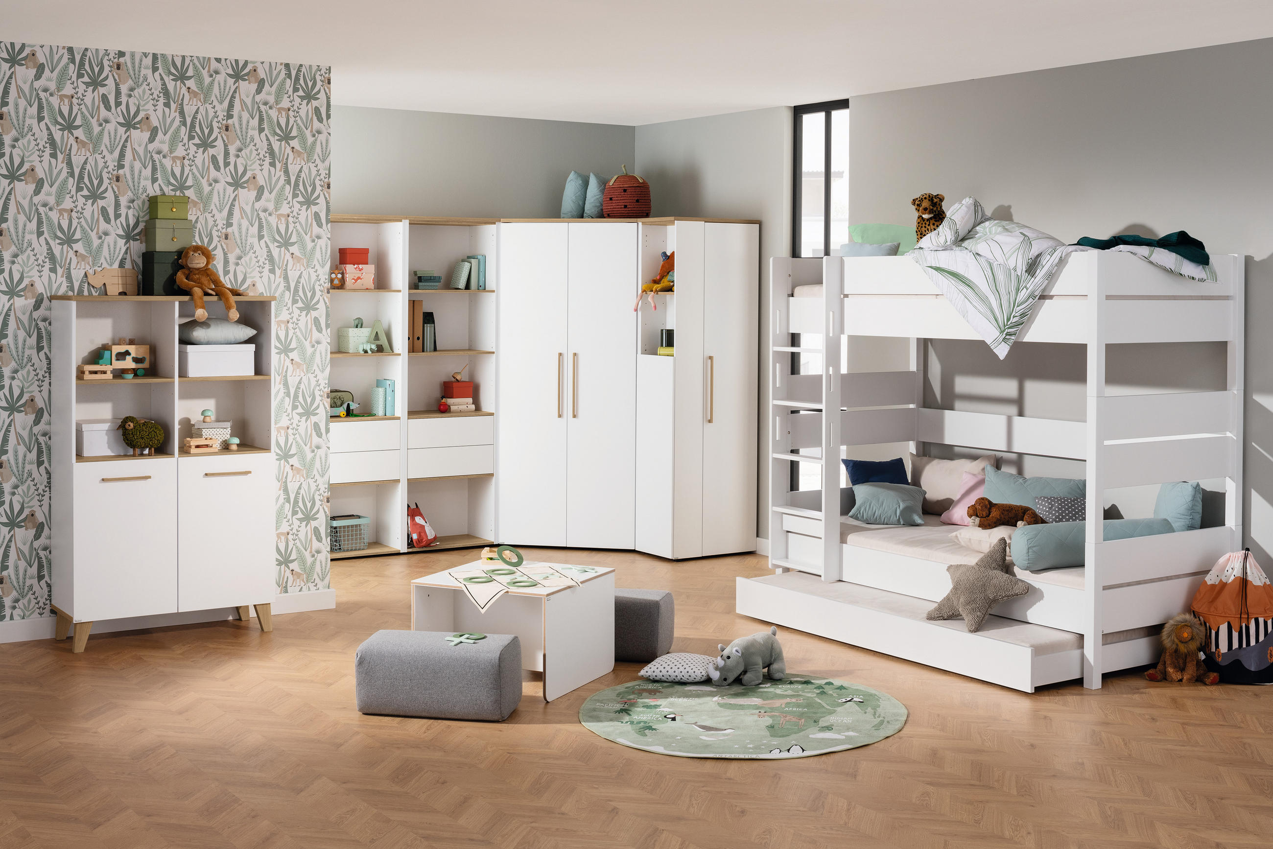 Kinderzimmer in weiß, Regal Schrank und Stockbett in weiß