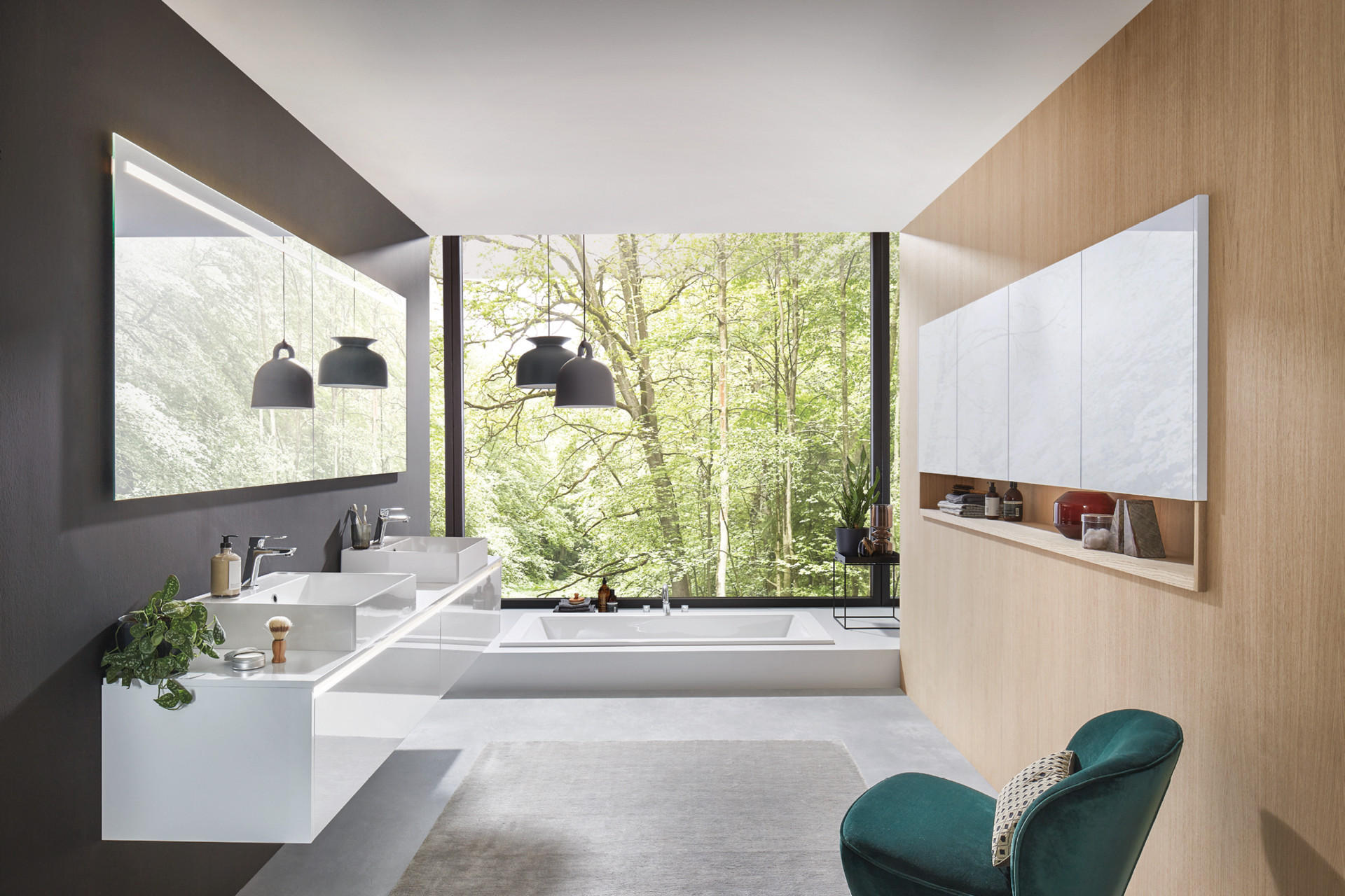 Modernes Badezimmer mit Holzwand