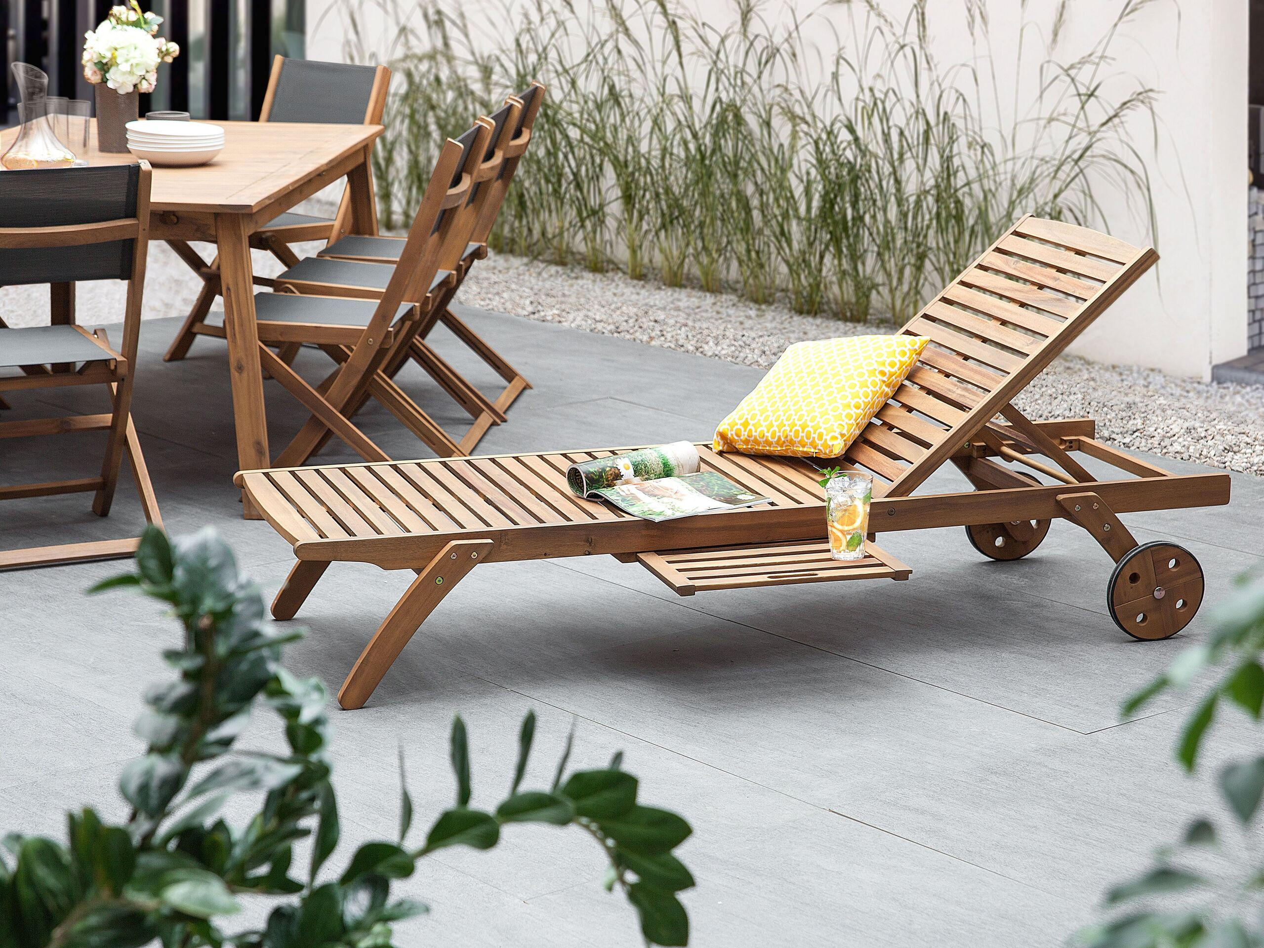 GARTENLIEGE hellbraun Cesana - Hellbraun, Holz (61/80/195cm) - Beliani