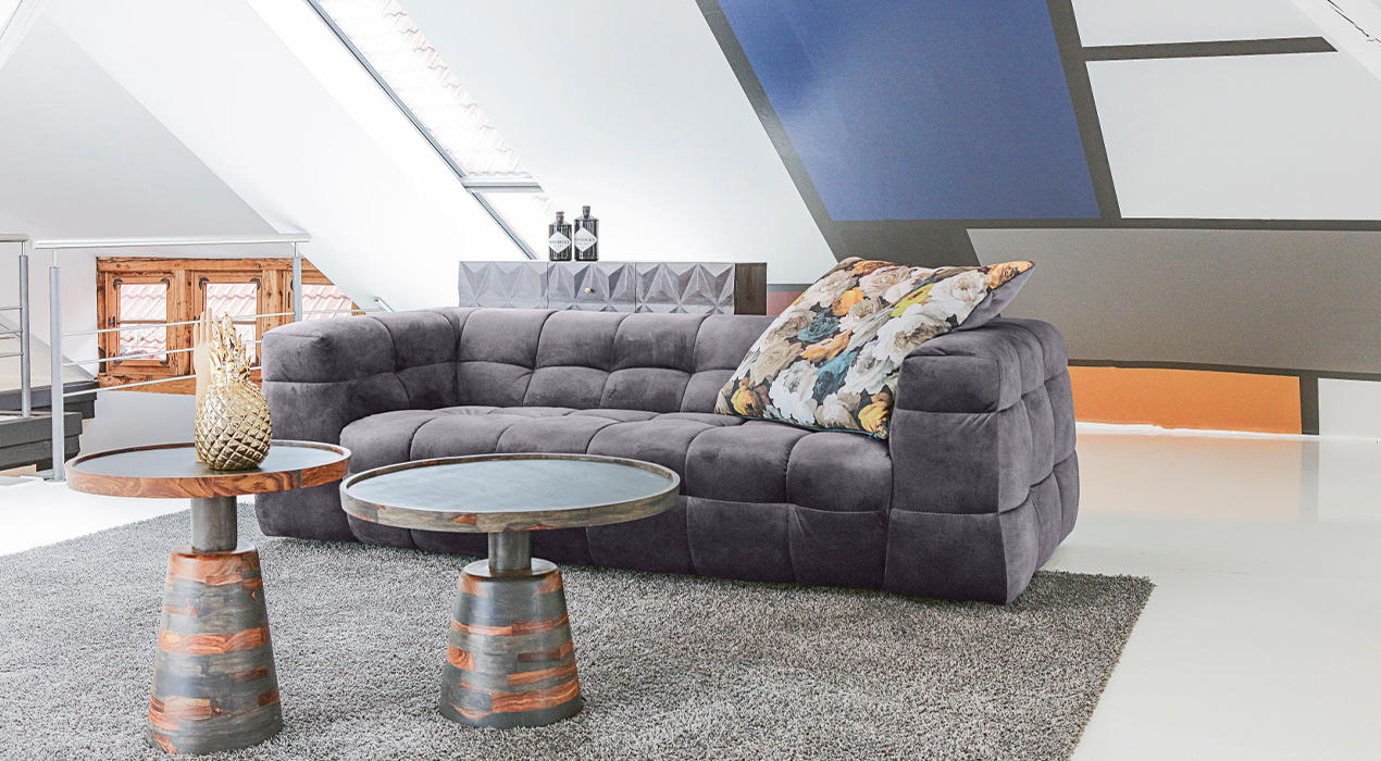 Graues Big Sofa mit Blumenkissen