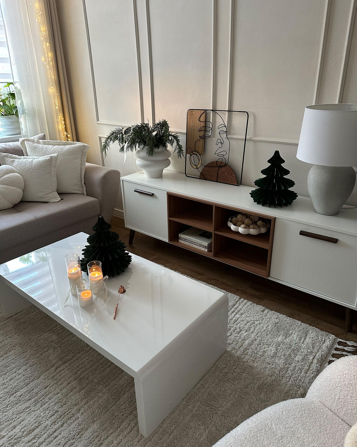 TV STOLEK Bílý, Tmavě hnědý ALLOA 40/180/60 cm - bílá, kompozitní dřevo (180/60/40cm) - Beliani
