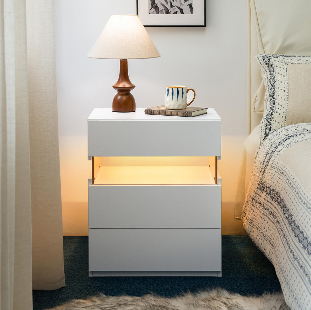 NACHTTISCH in Weiß mit 3 Schubladen und LED-Beleuchtung,48/38/61 cm - Weiß, Holzwerkstoff (38/61/48cm) - Flora Grace