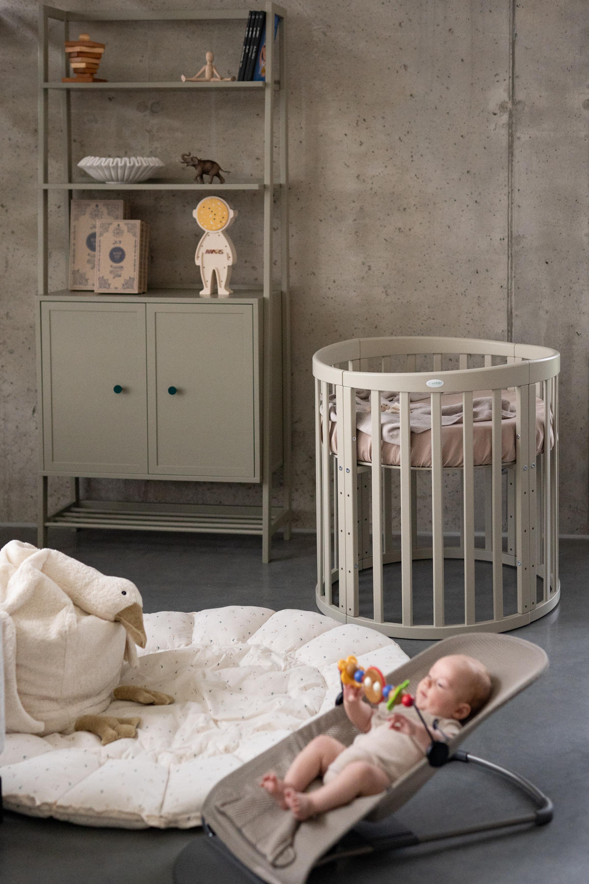 BABYBETT OLIVE OVAL 7in1 mit Matratze - Olivgrün, Holz/Textil
