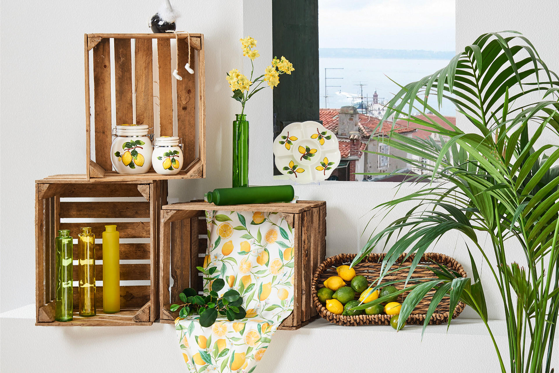 Dekoration mit Vasen und Blumen