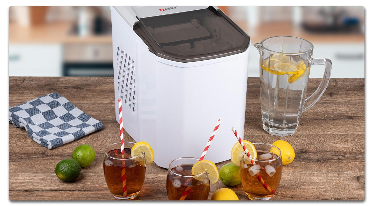 Eiswürfelmaschine mit gläsern mit einem Getränk