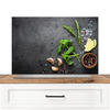 SPRITZSCHUTZ KÜCHE Limette - Kräuter - Gewürze - Grün - Grau - Beton 90x60 cm - Grün, Metall (90/0.3/60cm) - MuchoWow