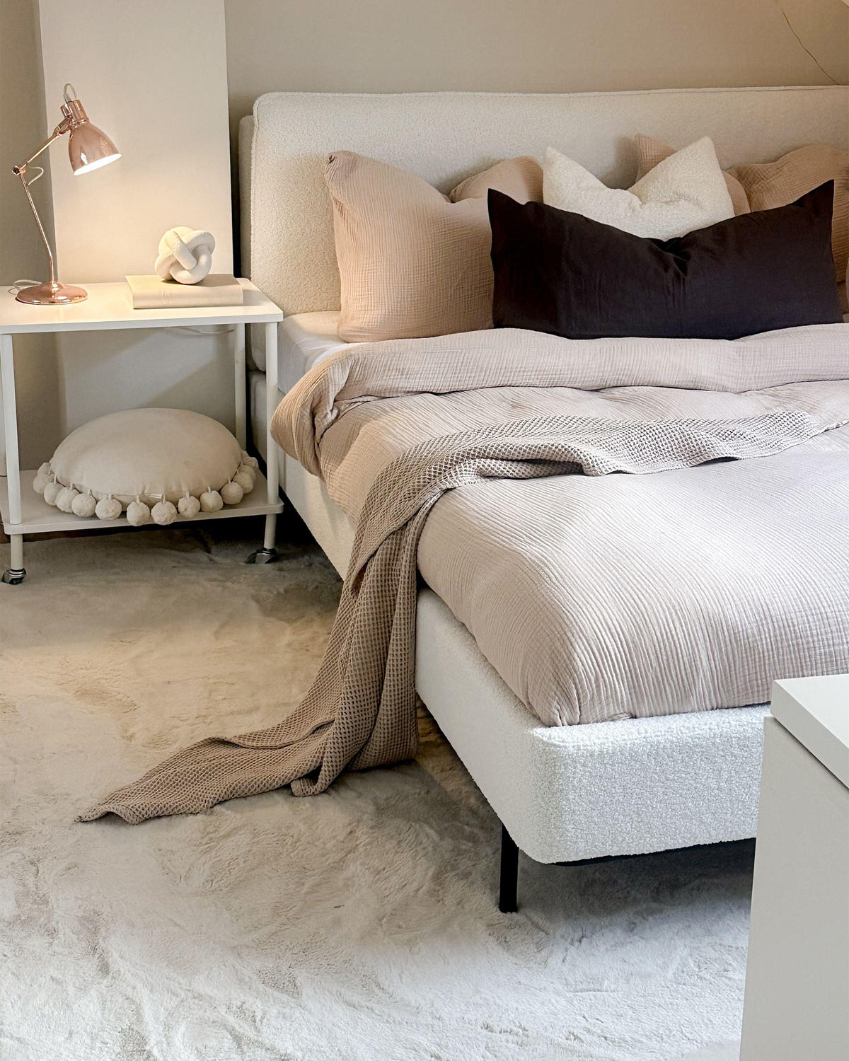 POSTEL s roštem 140/200 cm Bouclé Krémově bílá Corio - krémová, textil (140/200cm) - Beliani
