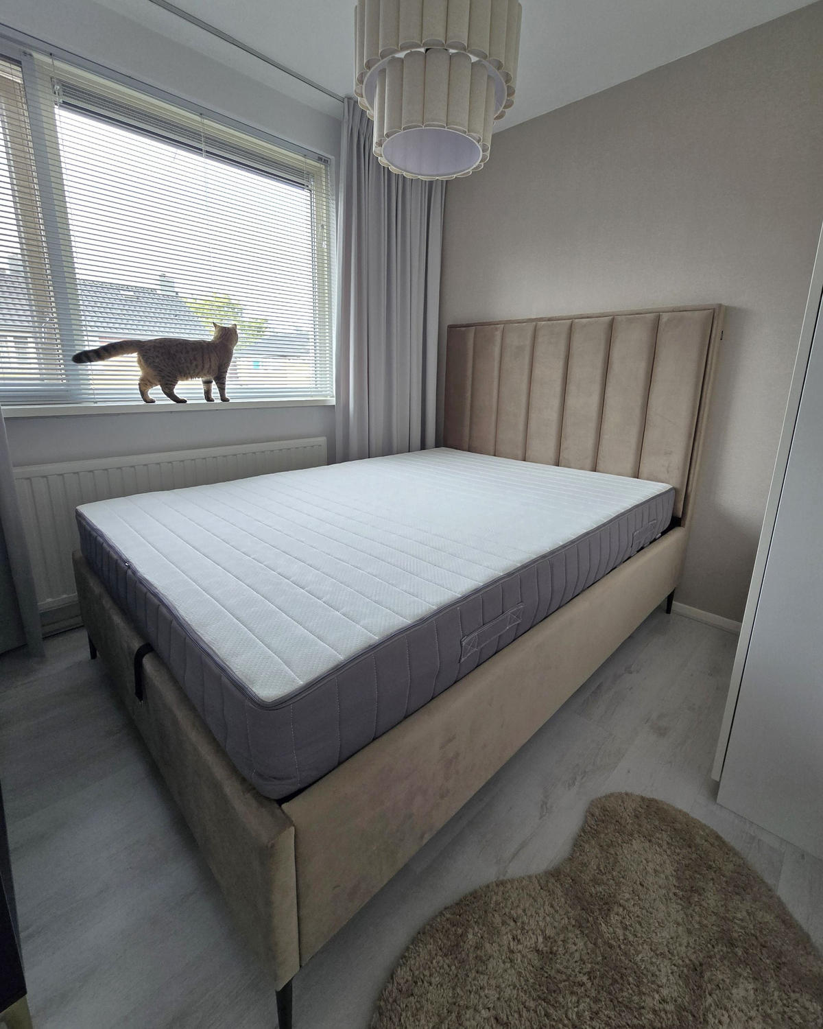 MATRACE S KAPSOVÝMI PRUŽINAMI A PAMĚŤOVOU PĚNOU H3/4 Tuhá 140/200 cm Breez - bílá, textil (140/200cm) - Beliani