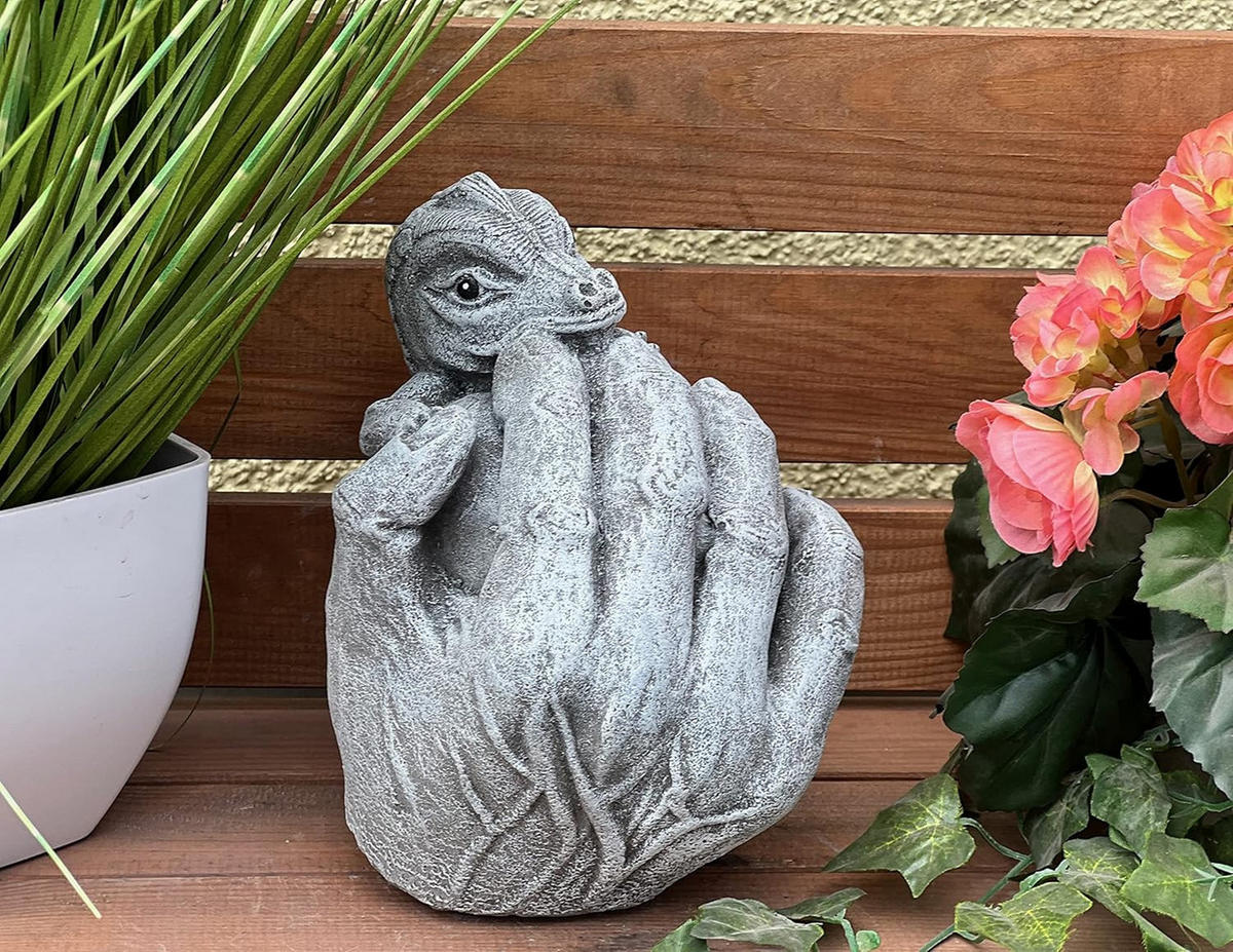 STEINFIGUR Drache Drachenbaby in Hand frostfest wetterfest - Grau, Stein (15/21/15cm) - stoneandstyle