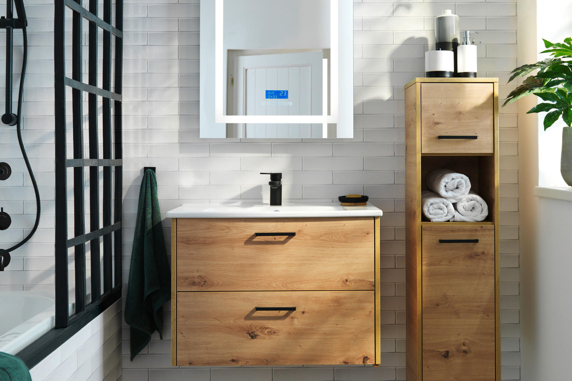 Badezimmer aus Holz, Waschtisch mit Midischrank und Spiegel