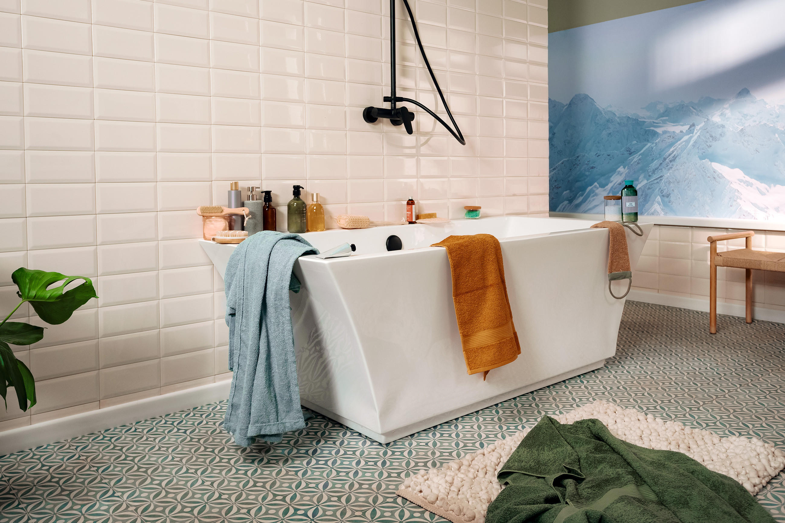 Freistehende Badewanne mit Badaccessoires von TESA 