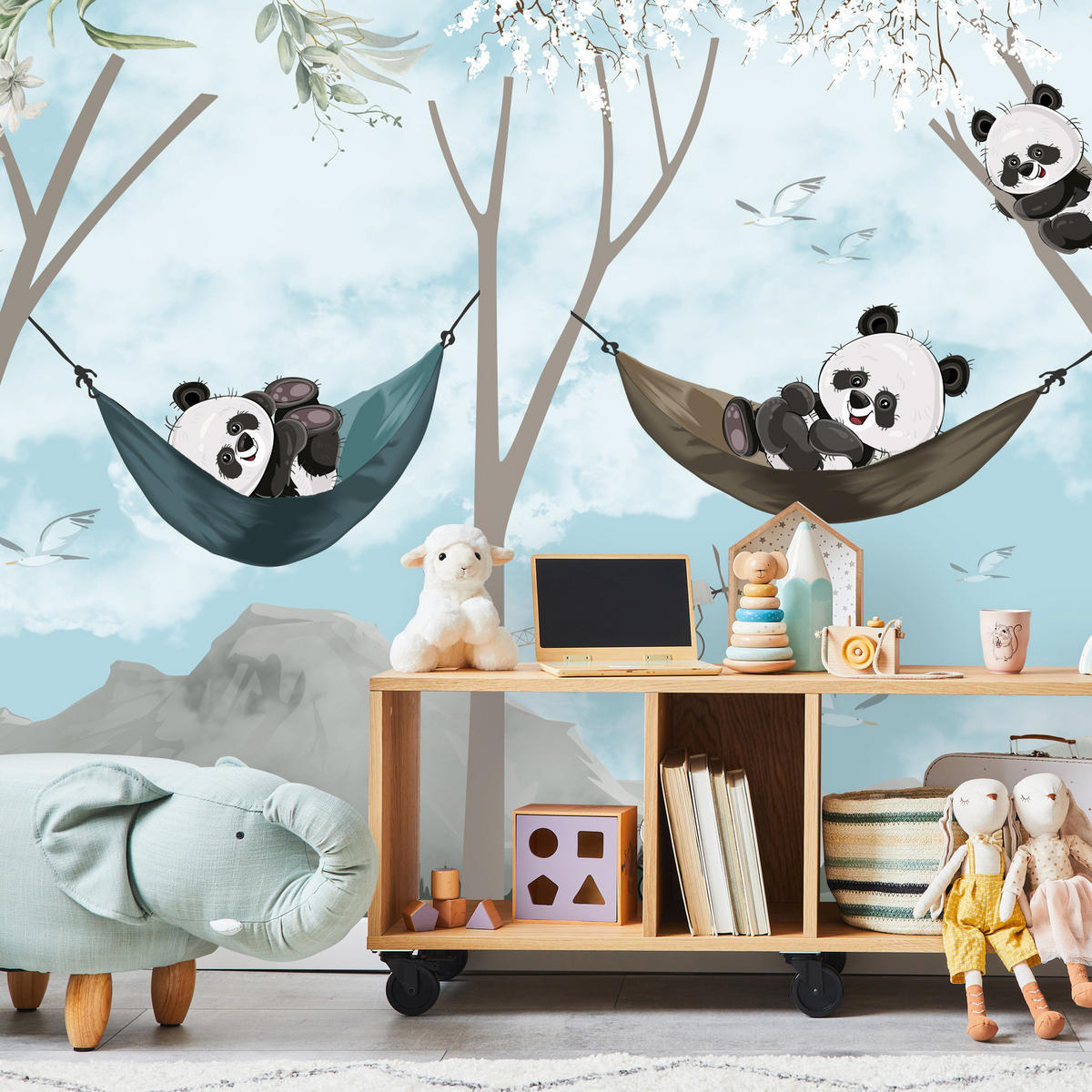 FOTOTAPETA Pre Detskú Izbu Pandy V Hojdacích Sieťach Rozprávkový Les Kvety Hory 450 x 315 cm - čierna/sivá, papier (450/315cm) - Muralo
