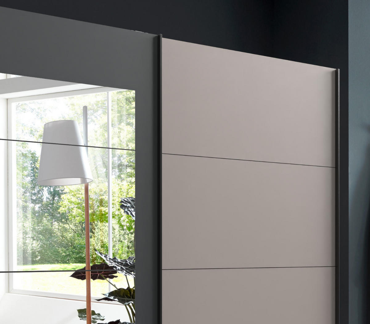 SCHWEBETÜRENSCHRANK 2-türig, Spiegeltür 225/208/65 cm, Kleiderstangen, Einlegeböden, Sand Grau mit Spiegeltür in Anthrazit / 22009 - Sandfarben/Anthrazit, Holzwerkstoff/Metall (225/208/65cm) - luma-home