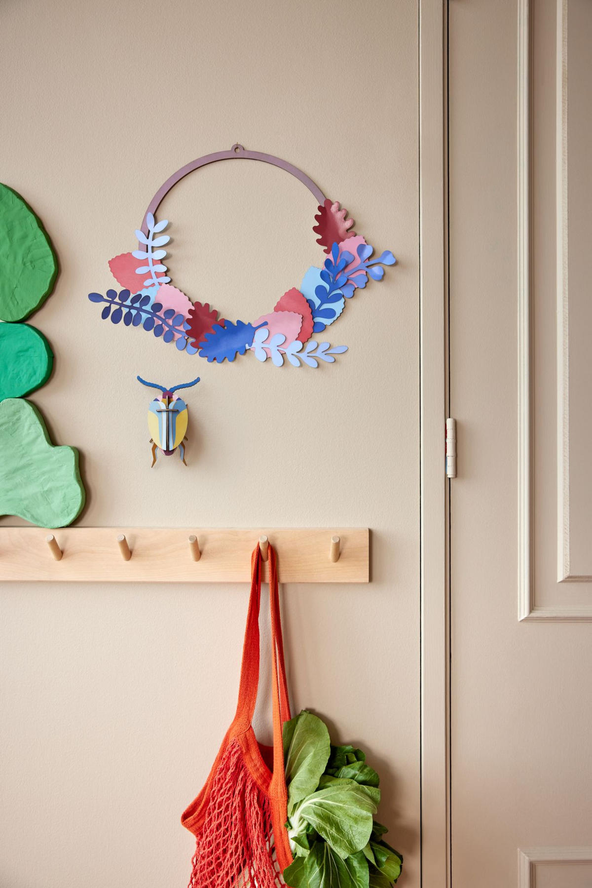 WANDDEKO Käfer-Blumenkranz 31/31 cm - Multicolor, Wellpappe (31/31/1cm) - KUNSTLOFT