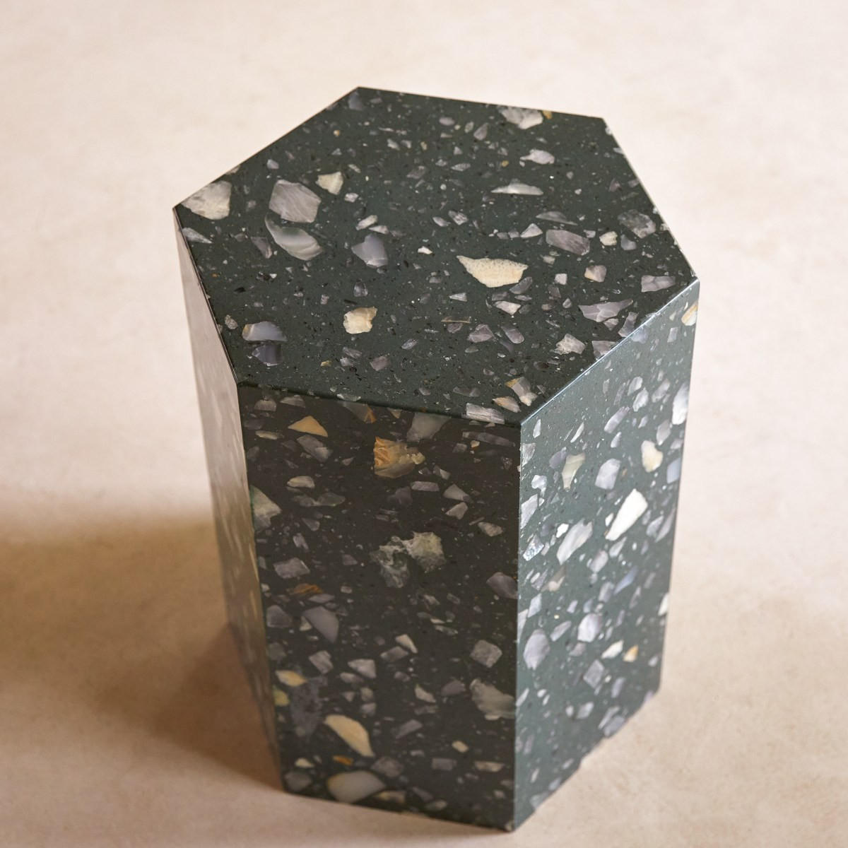 BEISTELLTISCH Zoé Dunkelgrün aus Premium-Terrazzo - Dunkelgrün, Stein (35/40/50cm) - Tikamoon