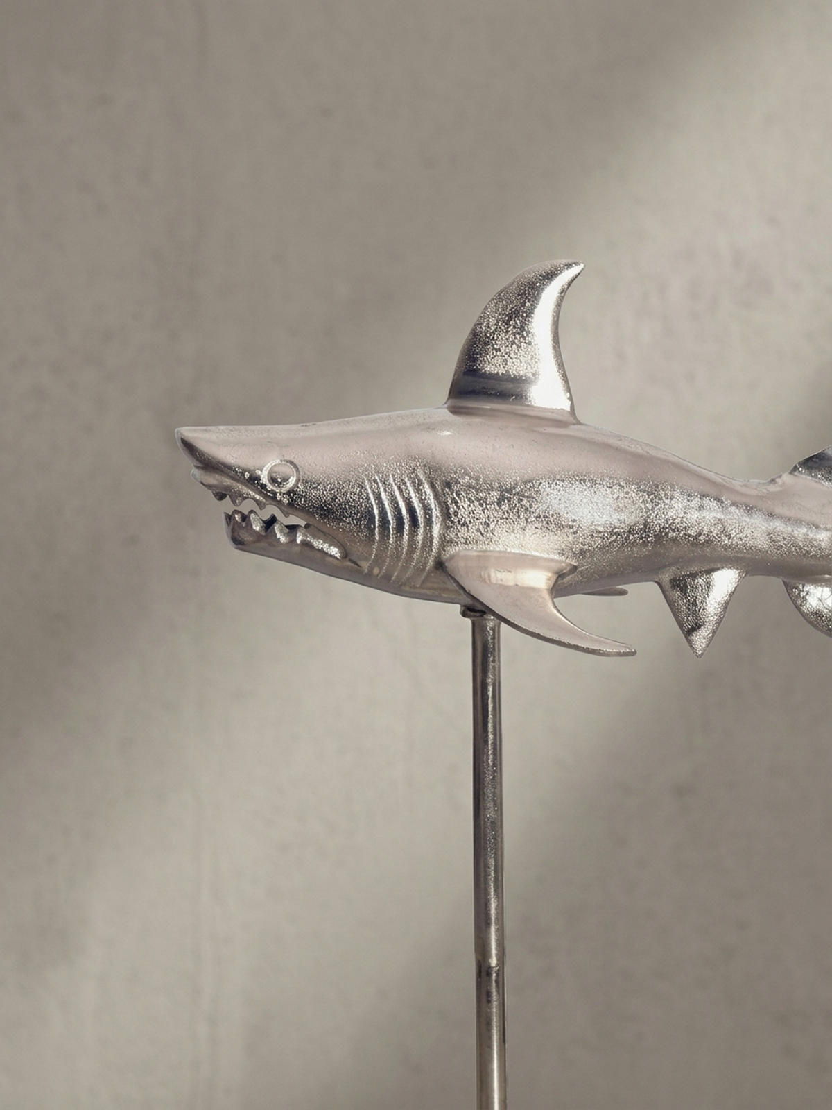 DEKOFIGUR Hai Aluminium 70 cm mit Sockel im maritimen Stil, Silbern 70x27x49 cm - Silberfarben, Metall (70/49/27cm) - KADIMA DESIGN