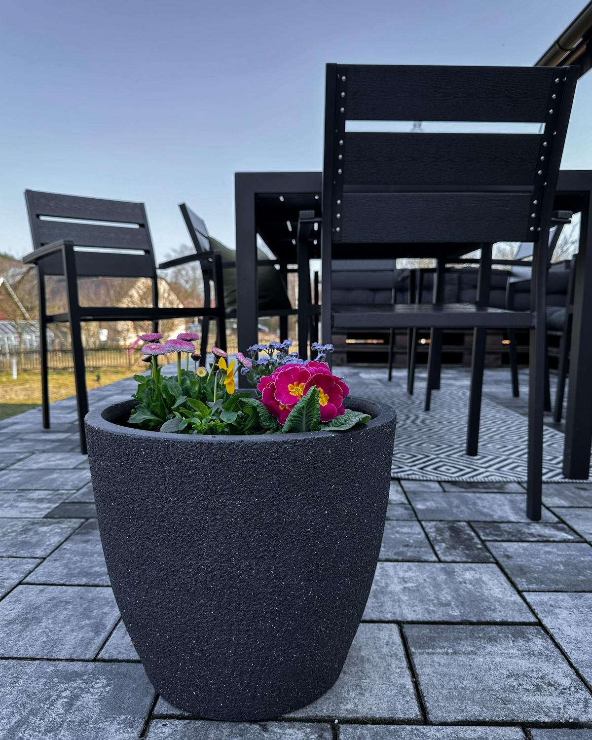 KVĚTINÁČ grafitově šedý kulatý 36/36/32 cm Kannia - šedá, přírodní materiály (32cm) - Beliani